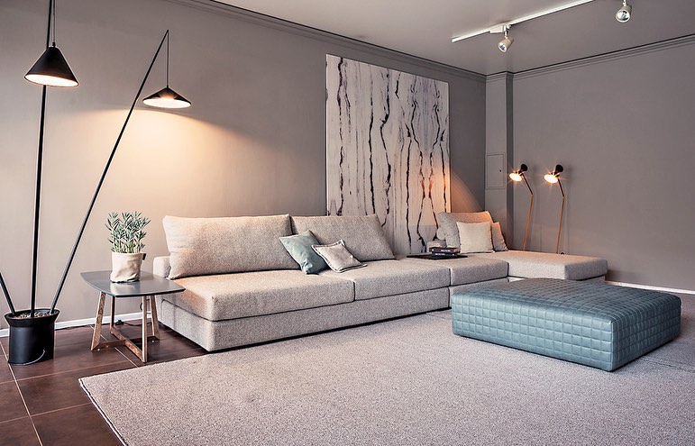 Как поставить угловой модульный диван в прямоугольную комнату?